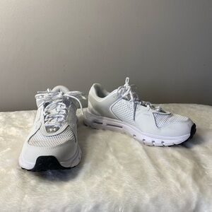 Ladies 8 White Under Armour Sneaker
Cross Trainer
White
Dad Sneaker Kicks
